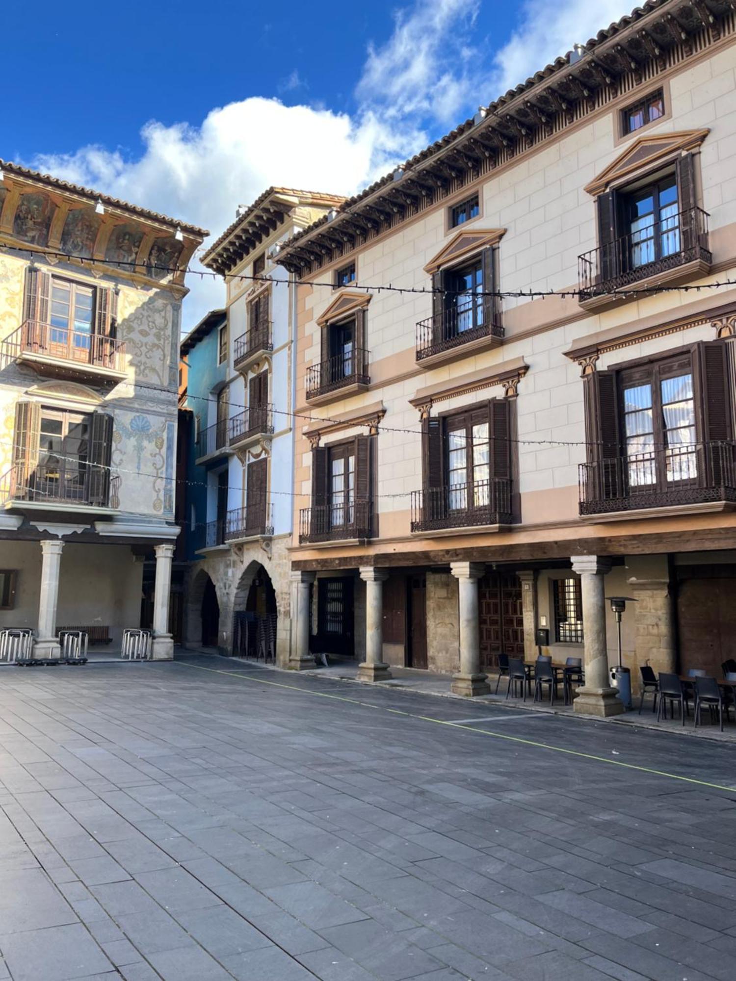 Apartamentos Angelus Plaza Mayor De Graus Luaran gambar