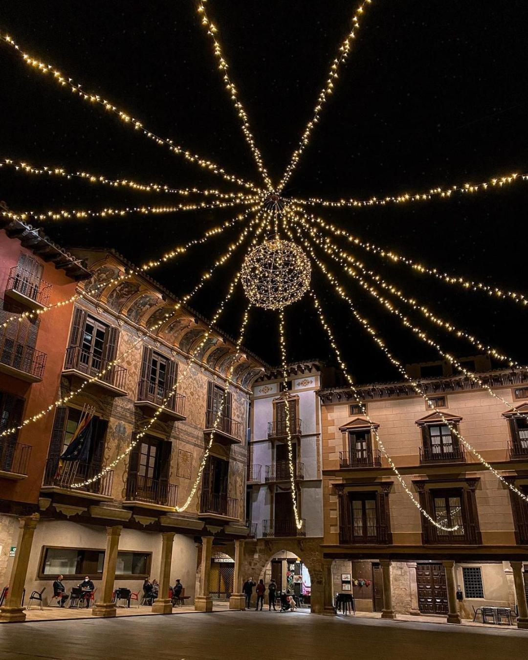 Apartamentos Angelus Plaza Mayor De Graus Luaran gambar