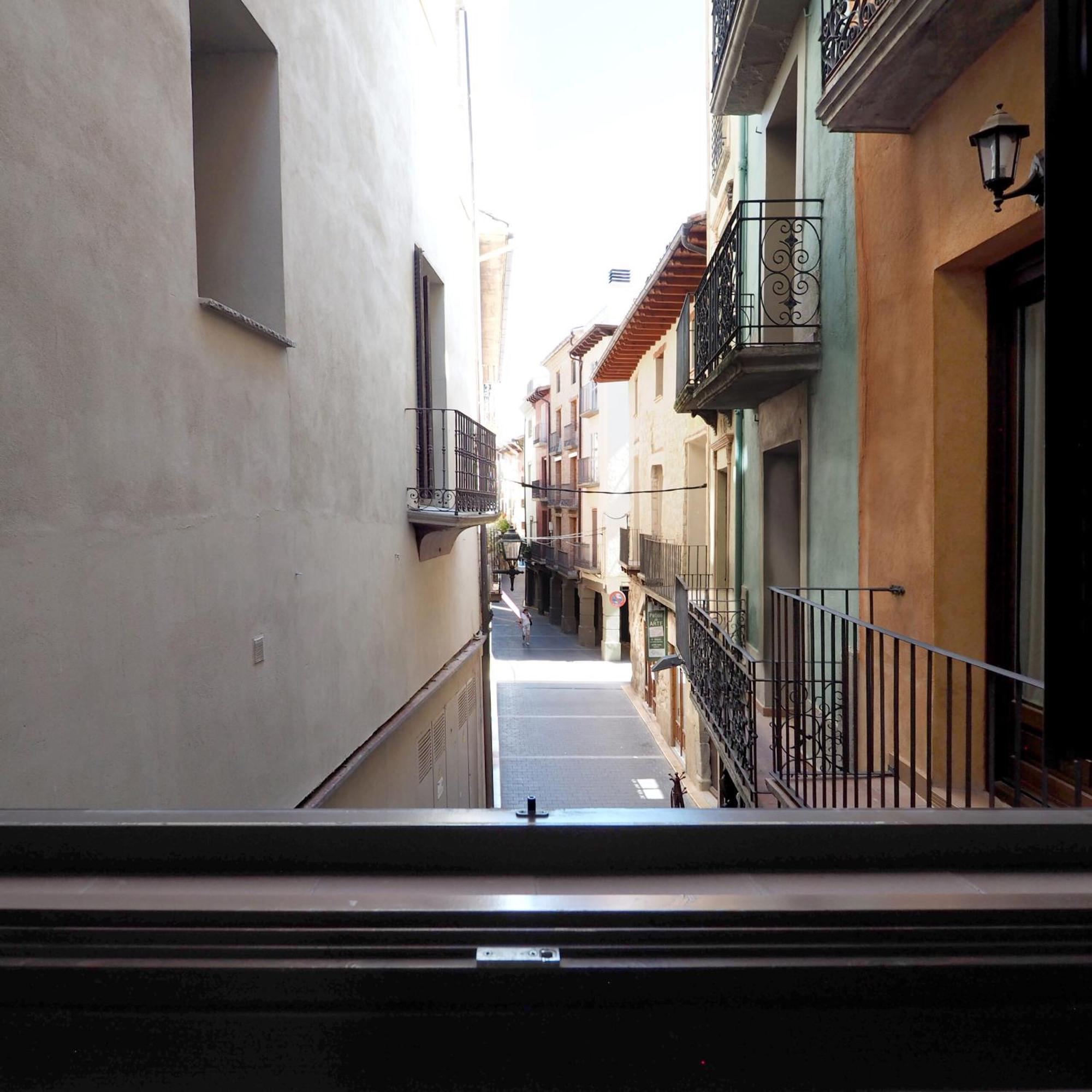 Apartamentos Angelus Plaza Mayor De Graus Luaran gambar