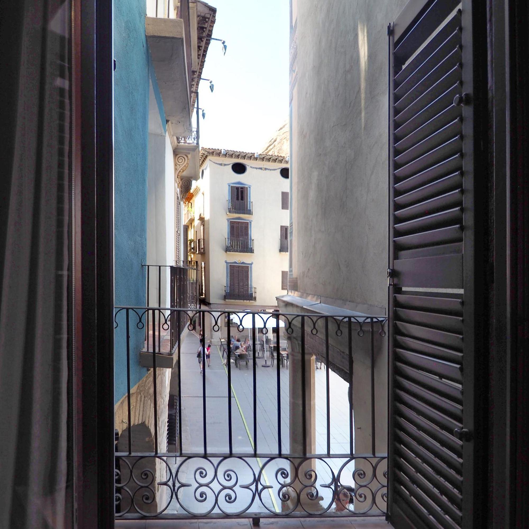 Apartamentos Angelus Plaza Mayor De Graus Luaran gambar