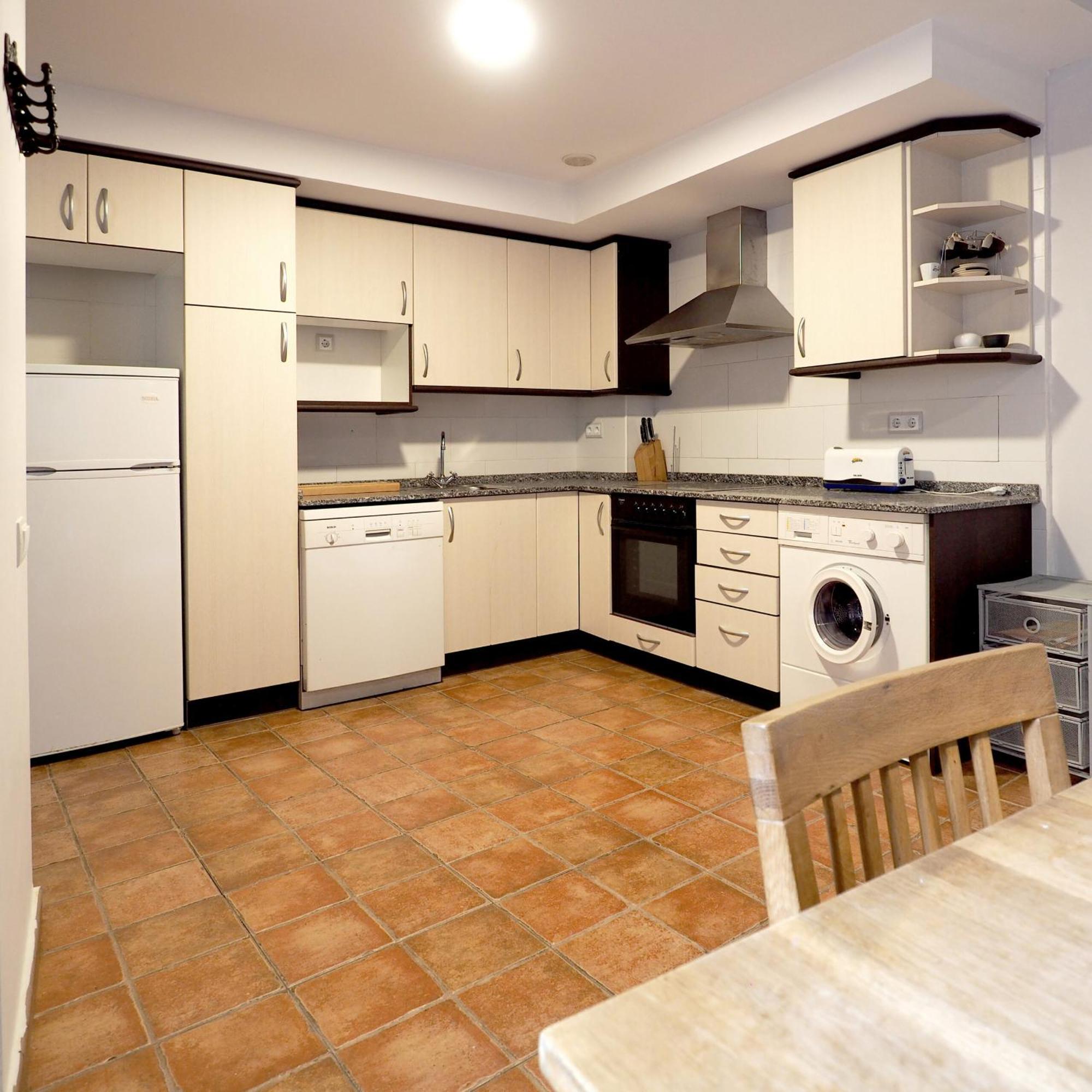 Apartamentos Angelus Plaza Mayor De Graus Luaran gambar