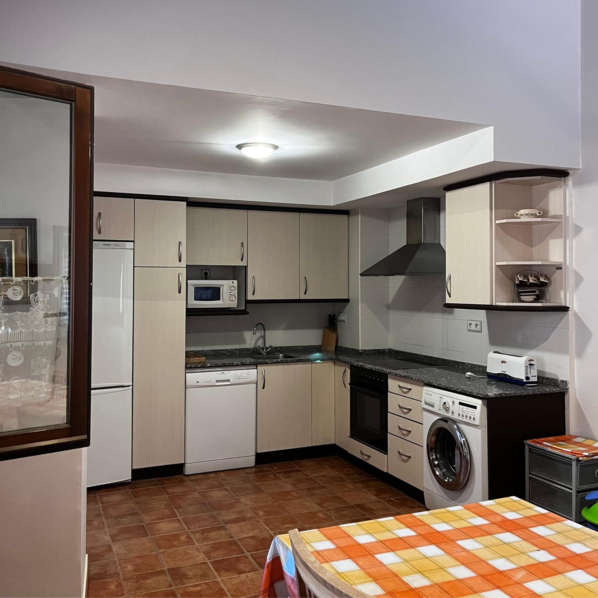 Apartamentos Angelus Plaza Mayor De Graus Luaran gambar