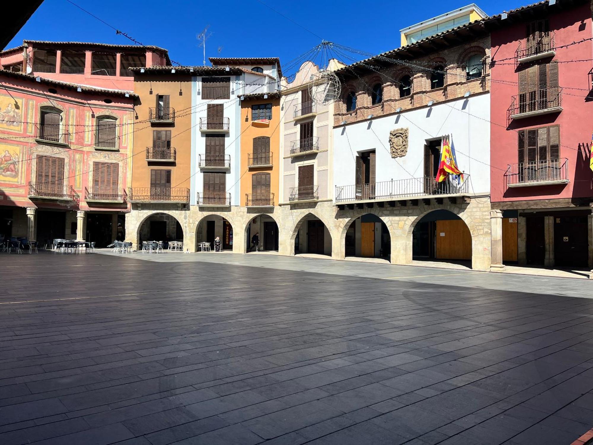 Apartamentos Angelus Plaza Mayor De Graus Luaran gambar